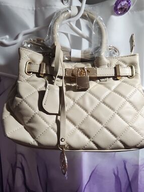 Badgley Mischka Quilted Cream Hand Or Shoulder Bag. Gold Hardware. NWT! RV$129